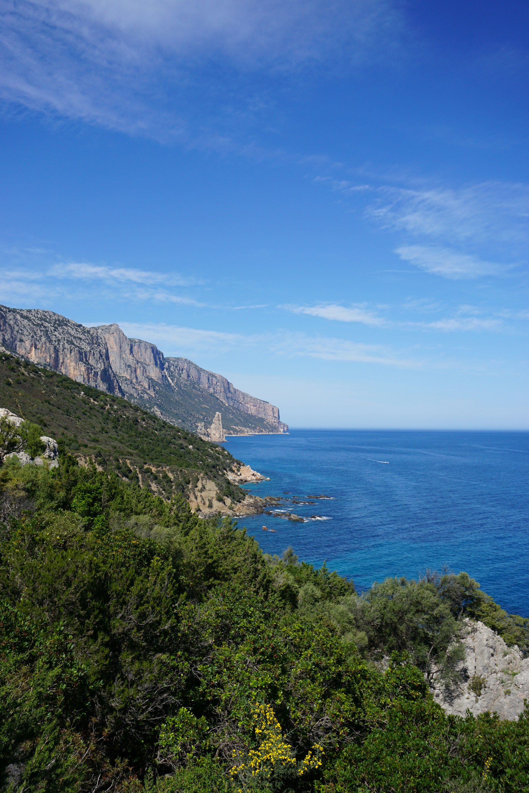 沿着海岸延伸的风景，远山与海面交汇